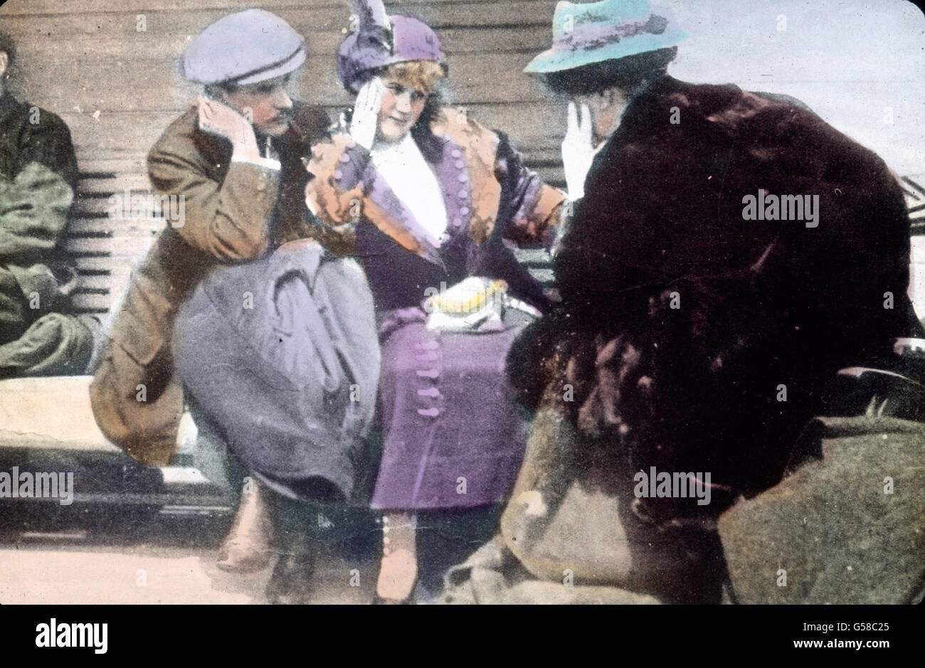 Prominenter Passagier der RMS Titanic : der Erfinder und Schriftsteller Geschäftsmann, John Jacob Astor IV, mit senneur zweiten Frau Madeleine, dans eine Unterhaltung vertieft. Le voyage inaugural du Titanic 1912 - Passagers à bord - L'écrivain John Jacob Astor et son épouse Madeleine - Carl Simon, lame de verre colorée à la main - histoire, historique Banque D'Images