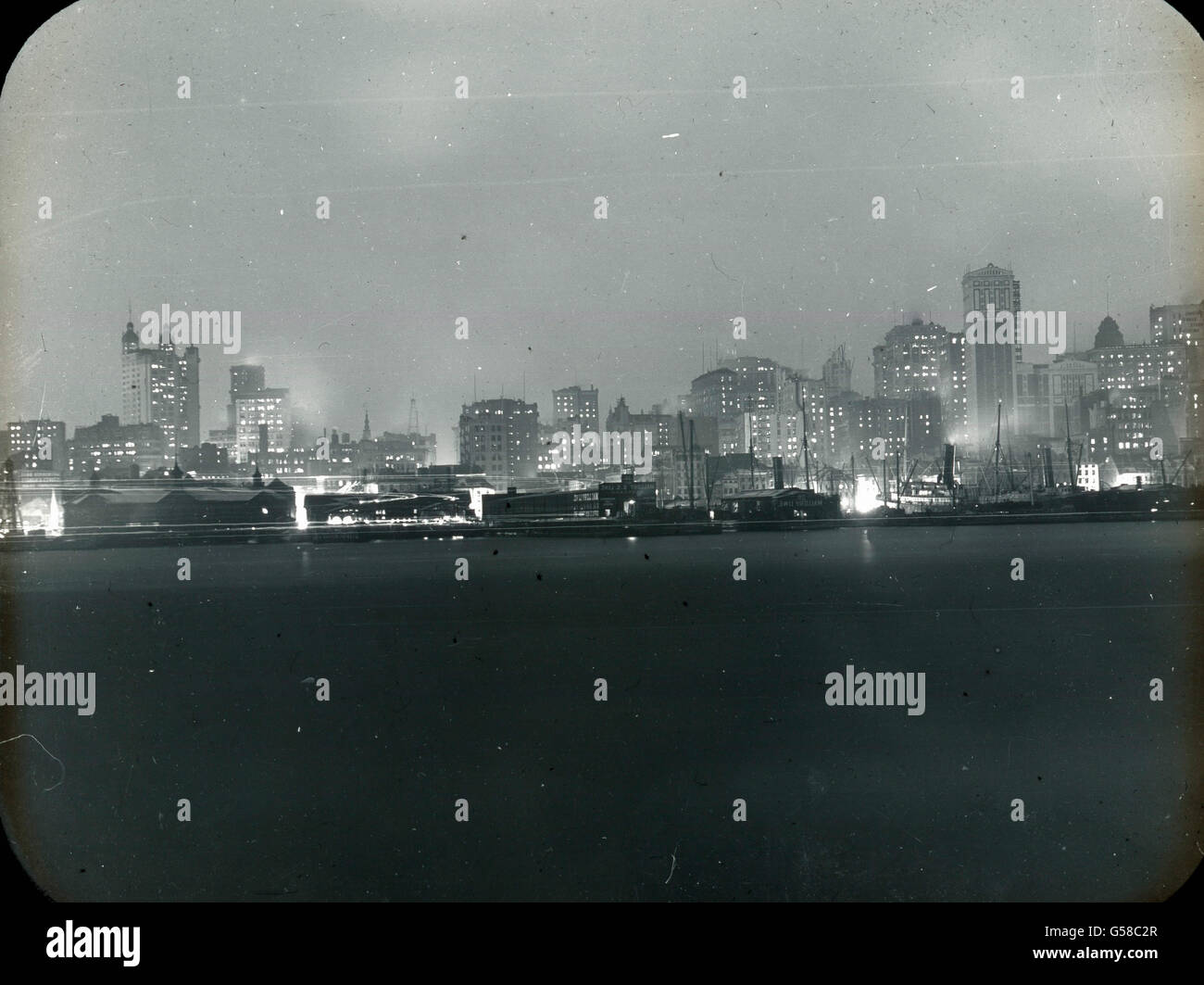 RMS Carpathia läuft die am Abend des 18. Avril 1912 à den Hafen von New York City ein und bringt die überlebenden Schiffbrüchigen sich mit der RMS Titanic. Le voyage inaugural du Titanic Titanic 1912 - catastrophe - Vue sur New York - photo prise à partir de la chemise de Carpathia, Carl Simon, lame de verre, l'histoire, historique Banque D'Images