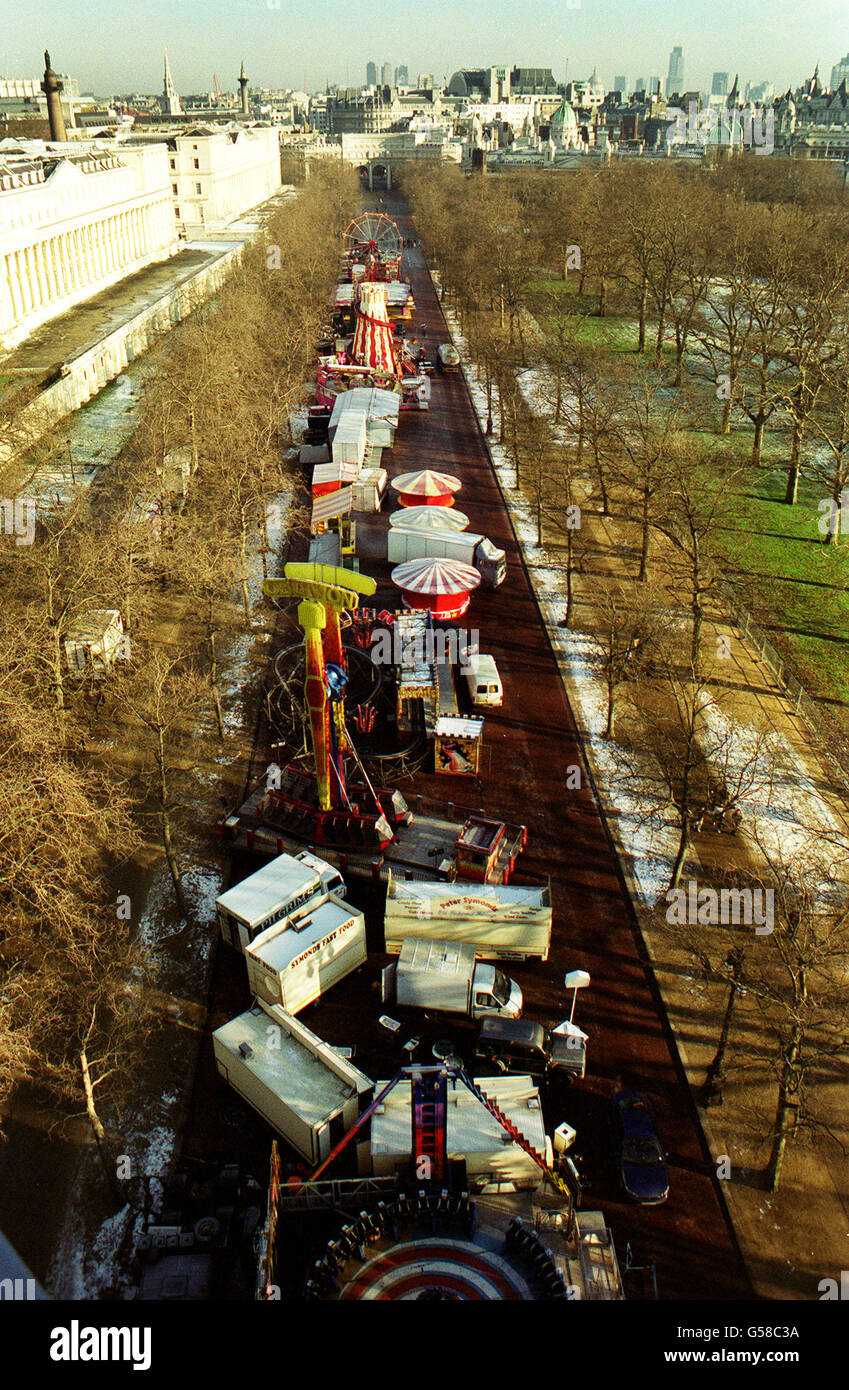 Un salon de la funffair est en cours de construction sur le Mall de Londres, en préparation des célébrations du nouvel an. La photo a été prise de la tour de chute basée sur la gravité. Il y a aussi un carrousel victorien, une roue de ferris et un siège d'éjecteur de cordon inversé. Banque D'Images