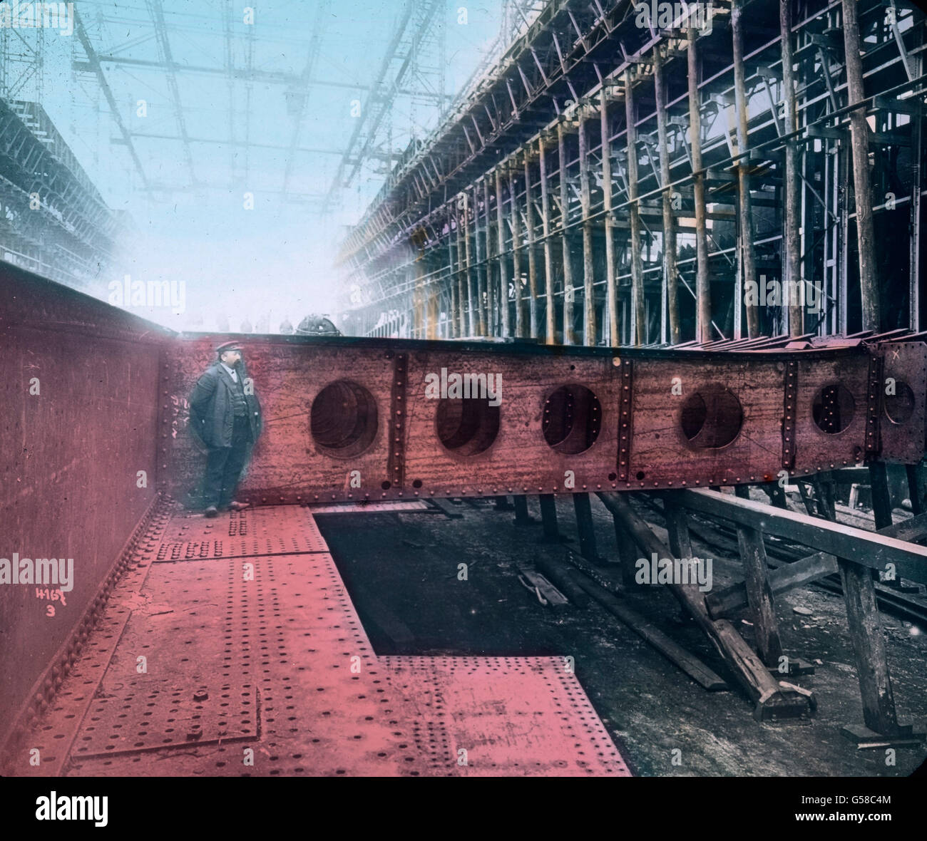 Querstreben für das Innenleben der RMS Titanic werden auf der Bauwerft Harland & Wolff à Belfast gefertigt. Le voyage inaugural du Titanic 1912, chantier du Titanic, histoire, historique, Carl Simon, lame de verre colorée à la main Banque D'Images