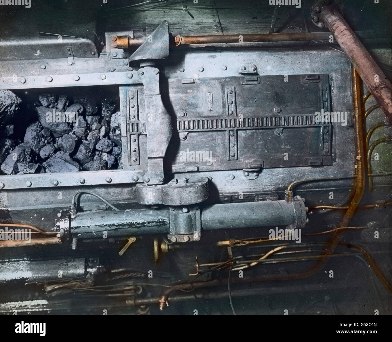 RMS Titanic Dampfschiff das wird durch Kohle angetrieben, die hier schon in einem der Brennöfen. bereitliegt Le voyage inaugural du Titanic 1912 - four de carbone du Titanic, histoire, historique, Carl Simon, lame de verre colorée à la main Banque D'Images