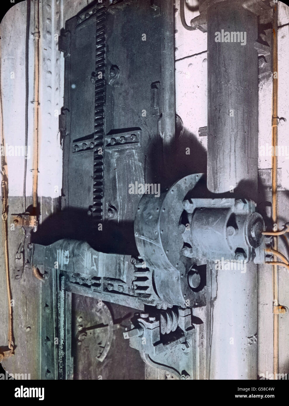 RMS Titanic Dampfschiff das wird durch Kohle angetrieben, die hier schon dans Kohlebansen bereitliegt einem der.Le voyage inaugural du Titanic 1912 carbone, chaufferie, histoire, historique, Carl Simon, lame de verre colorée à la main Banque D'Images