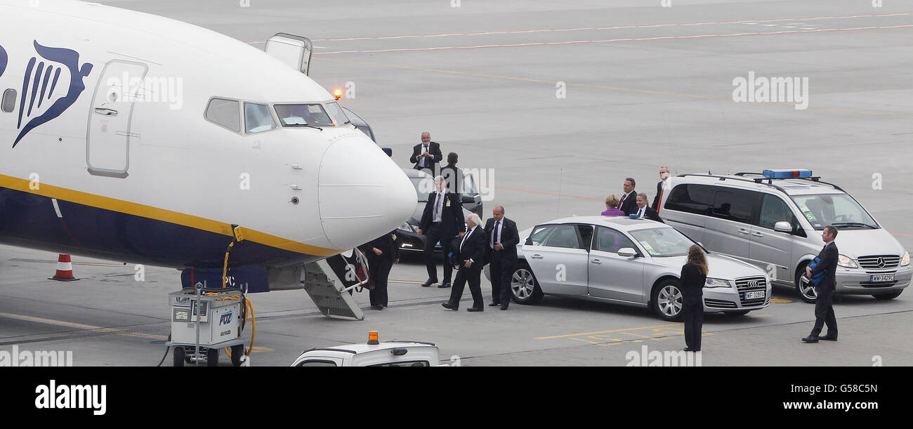 Le Président de l'Irlande Michael D Higgins monte à bord d'un vol Ryanair à Dublin à l'aéroport de Poznan en Pologne, après avoir regardé la défaite de la République d'Irlande en Croatie en 3-1 au stade Miejski. Banque D'Images