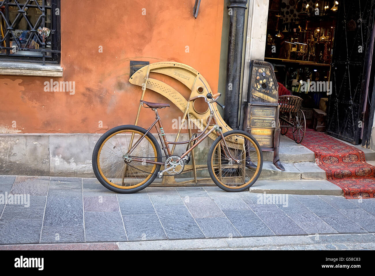 Vieux vélo sur la rue à Varsovie Banque D'Images