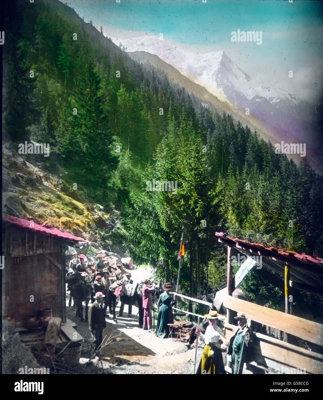 Anfangs führt der Reitweg am schattenlos Hange hin, zeigt pour aber auf der Seite des gegenüberliegenden Arvetals Haus der die Kette mit der uns Aiguilles rouges Flégère Brévent dem wohlbekannten und. Später geht es dans allmählicher Nadelwald durch herrlichen Senkung hinab, wobei zuweilen mit un freien Stelle dans wunderbarem Gegensatz zu den vortrefflich tiefgrünen Fichten der weiße Gipfel des Dome de gouter und die Aiguille du Gouter erscheinen, wie es dieses Bild darstellt. Wir begegnen l'Touristen, die teil zu Fuß, teils auf der Höhe des Montanvert Maultieren zustreben, bis wir endlich Banque D'Images