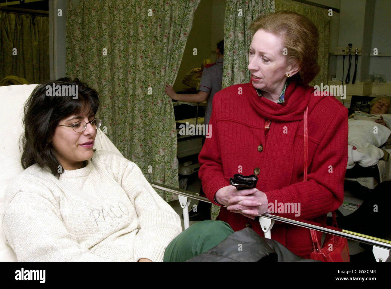 Margaret Beckett, (à droite) le leader du parti travailliste à la Chambre des communes, discute avec une patiente lors d'une visite à l'infirmerie royale de Derby. Banque D'Images