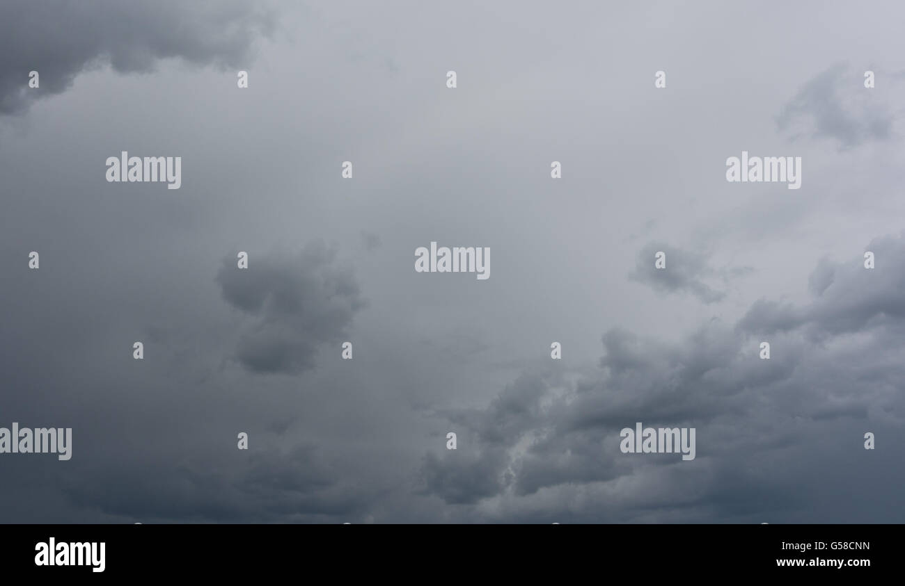 Ciel d'orage foncé avant la pluie Banque D'Images