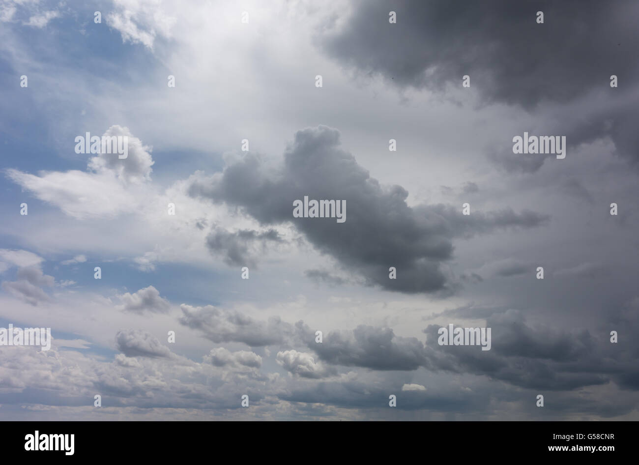 Les nuages orageux foncé avant la pluie Banque D'Images