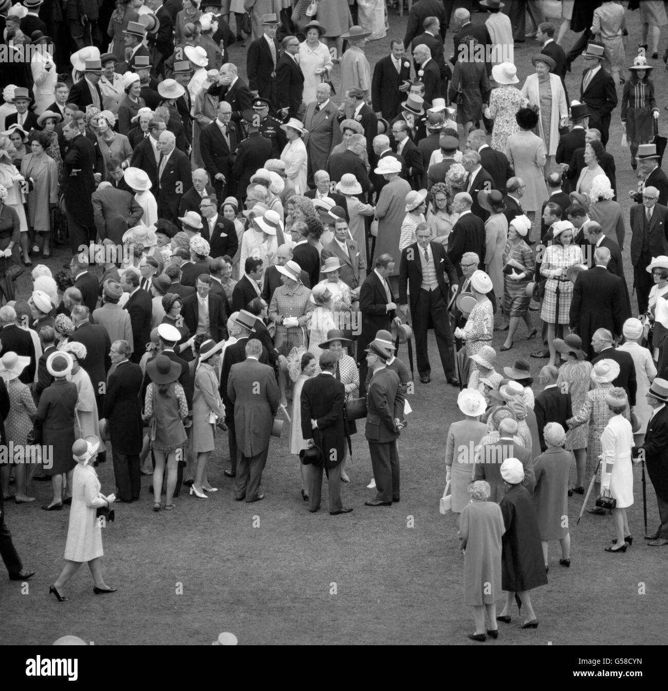 Les clients attendant que la Reine (non représentée sur la photo) se mêle à la fête du jardin au palais de Buckingham. Banque D'Images