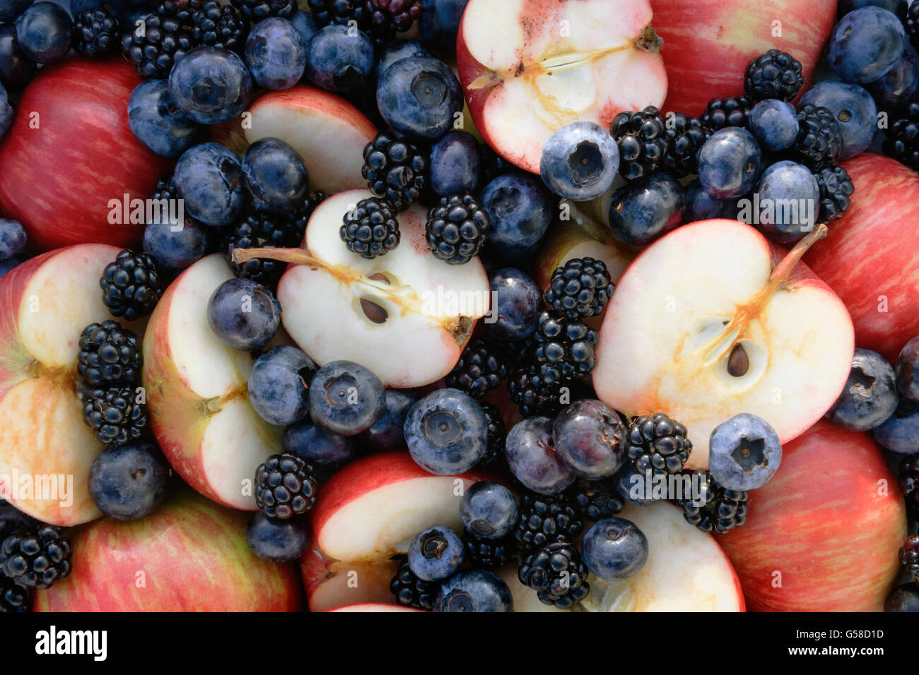 Accueil cultivés pommes, bleuets et les mûres ; les produits du jardin, les fruits d'été, la récolte d'automne, du nord du Pays de Galles, Royaume-Uni Banque D'Images