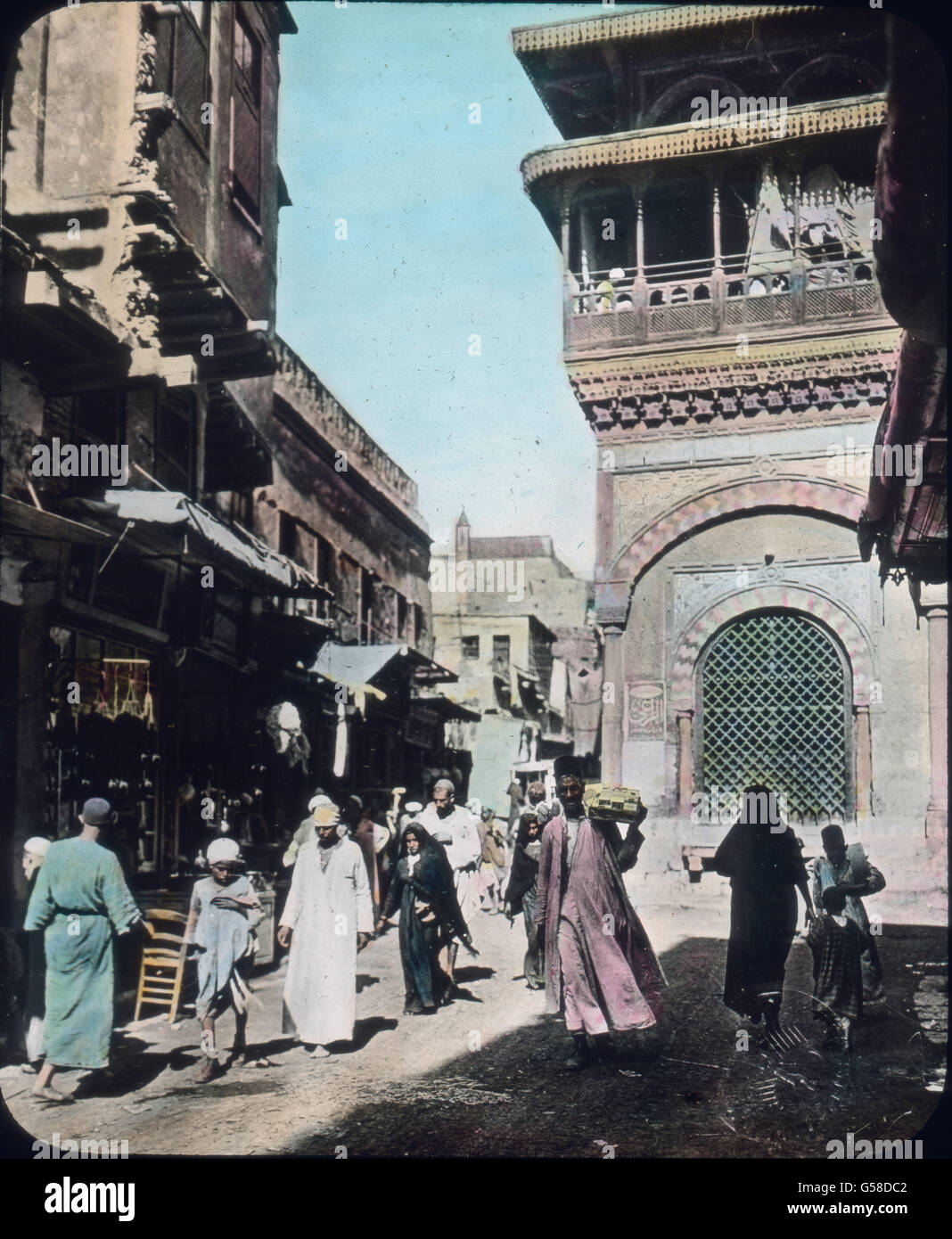 Welch ein Gewimmel auf den Straßen. Sie sind zwar oft, holprig in kein Pflaster, kein Trottoir, aber Waren über Waren : Silberschals aus Assiut, Stickereien aus dem Süden, Elfenbein aus Indien, Ögypten messingene Gewebe aus,, tönerne, silberne Gefäße Waffen und, Perlmuttertische edelster und Arbeit, Teppiche und aus Persien, Smyrne était birgt die Stadt für Schätze ! Taux und doch ich ohne erfahrenen keinem, Führer Zu kaufen, er bezahlt das Dreifache des Preises, und wenn er es sich daheim, besieht beklommene ihm kommen oft genug wird das nicht : Gedanken à Remscheid und Krefeld, au bureau Banque D'Images