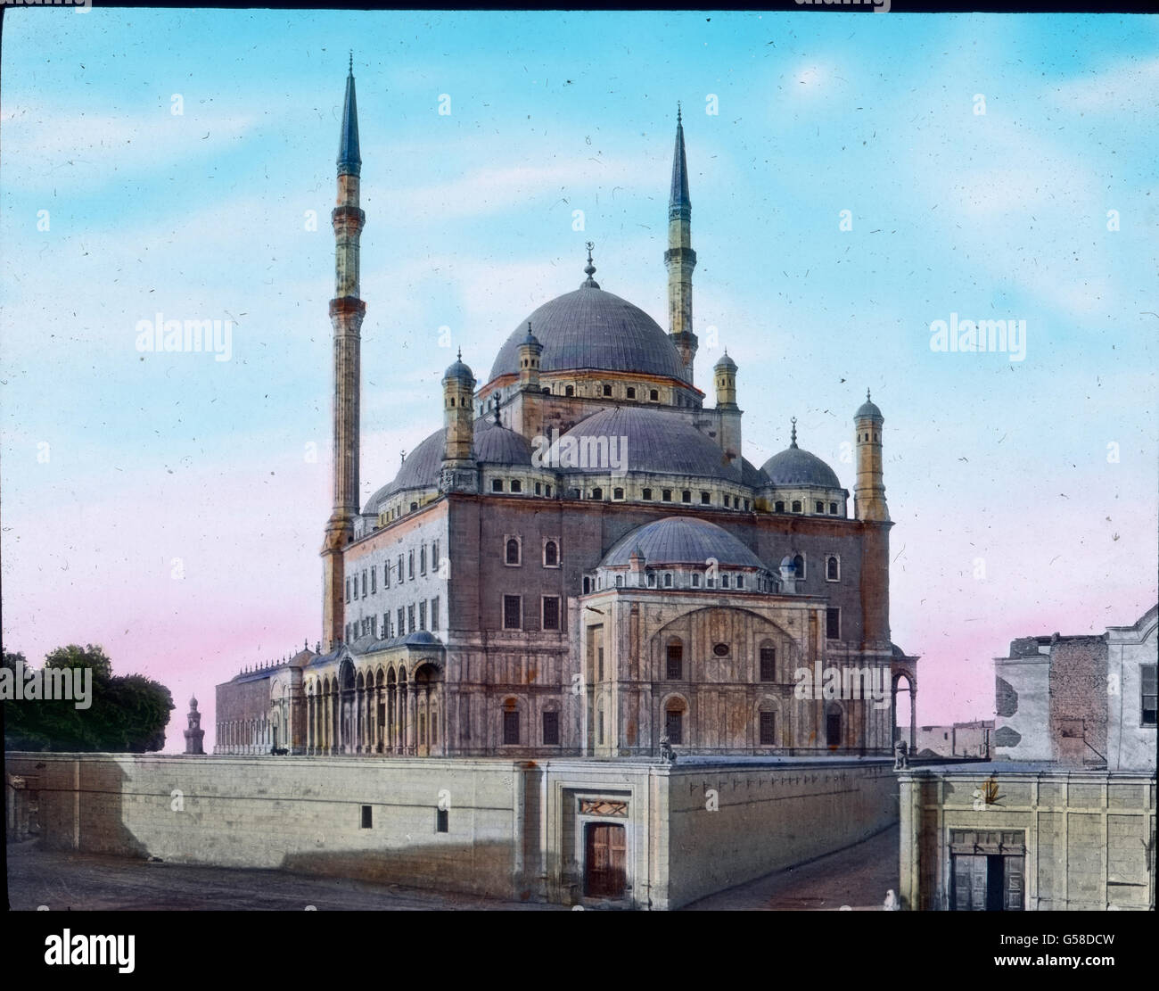Prächtigste Die Moschee ist auf der die Stadt majestätisch Zitadelle überragenden gelegen, dans der sich so manches blutige Drama abspielte Grausamkeit orientalischer, zuletzt noch im Jahre 1801 furchtbare das Blutbad Mohammed Alis unter den eingeladenen Mamelukenbeys Häuptlingen ahnungslosen (). Die Moschee Mohammed Alis wird auch Alabastermoschee genannt, weil die Außenwände zumeist mit dem schönen gelben l'albâtre vom mittleren Néant verkleidet, sind auch der ist von einer Alabastersäulenhalle Vorhof umgeben. Es ist ein edler Bau von imponierender Schönheit, von den Seiten flankiert von zwei üb Banque D'Images
