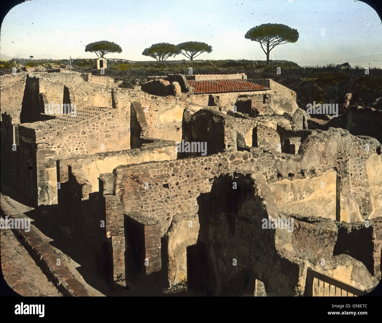 In der Nähe des Vesuvs liegt eine blühende Pompeji, einst Stadt von vielleicht 20.000 Einwohnern. Im Jahre 79 n. Chr. warf der Vénus mit einem homme eine solche Menge Bimsstein Asche und über den unglücklichen metertief daß dieser Ort, darunter begraben wurde. Von den Einwohnern par kamen 2000 um sich, die anderen konnten retten. Dans neuerer Zeit wurde ein Teil Pompejis wieder ausgegraben. Wrr haben dort des schönste Bild einer Stadt altrömischen. Die Trümmer sind so gut erhalten, dass man manchmal meinen, sollte die Bewohner hätten die Räume erst kürzzlich verlassen. Totenstadt geht aus der e Banque D'Images