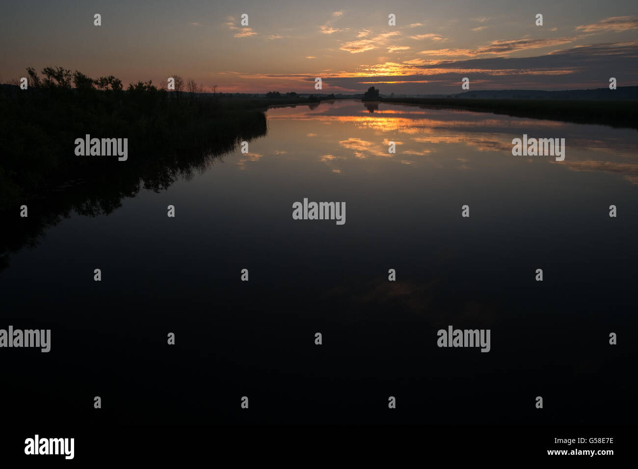 Le lever du soleil sur la rivière White, à Montague, Michigan, USA Banque D'Images