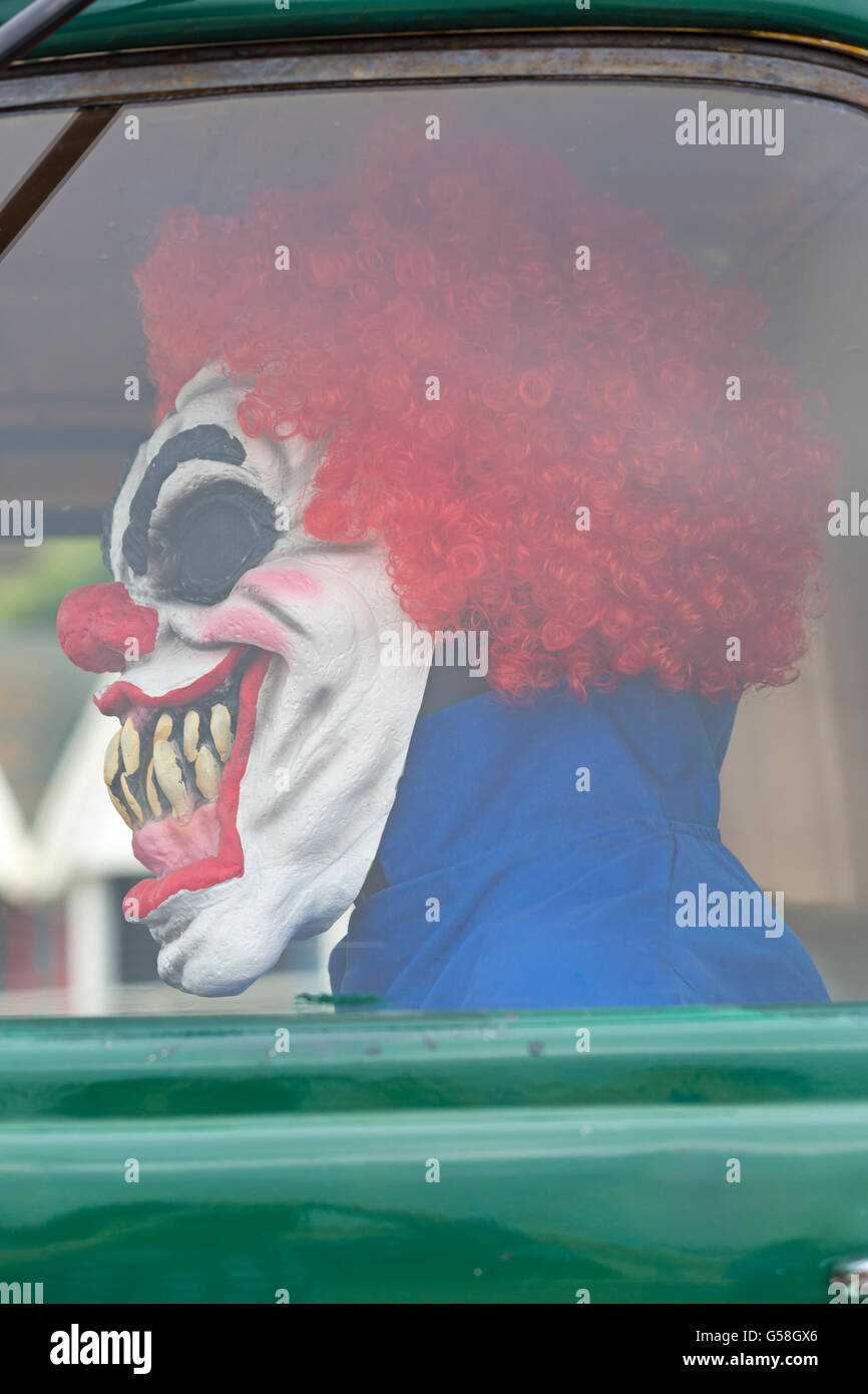 Clown effrayant dans le siège conducteur de vieux camion au Bournemouth Wheels Festival, Bournemouth, Dorset Royaume-Uni en juin Banque D'Images