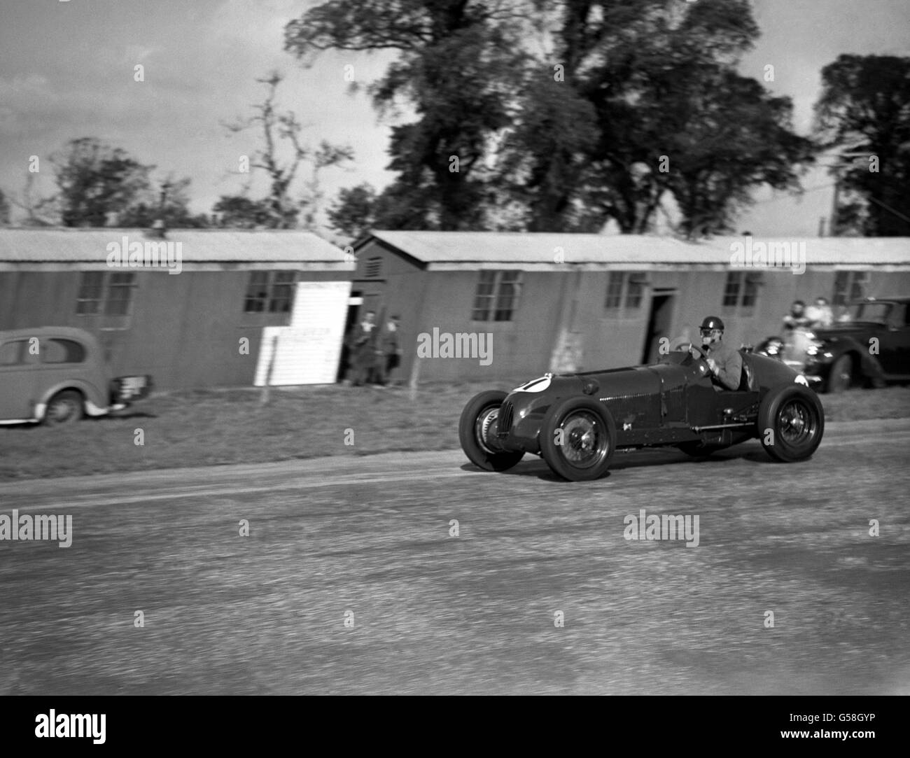 T. C. Harrison dans son E.R.A en action le tout premier jour de course à Goodwood. Le circuit entoure l'ancien terrain d'aviation de la RAF Westhampnet. Banque D'Images