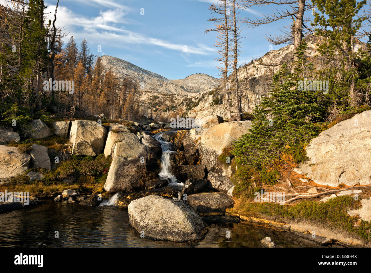 WASHINGTON - petite cascade entre la perfection et Sprite lacs dans la région des lacs de l'enchantement des lacs alpins désert. Banque D'Images