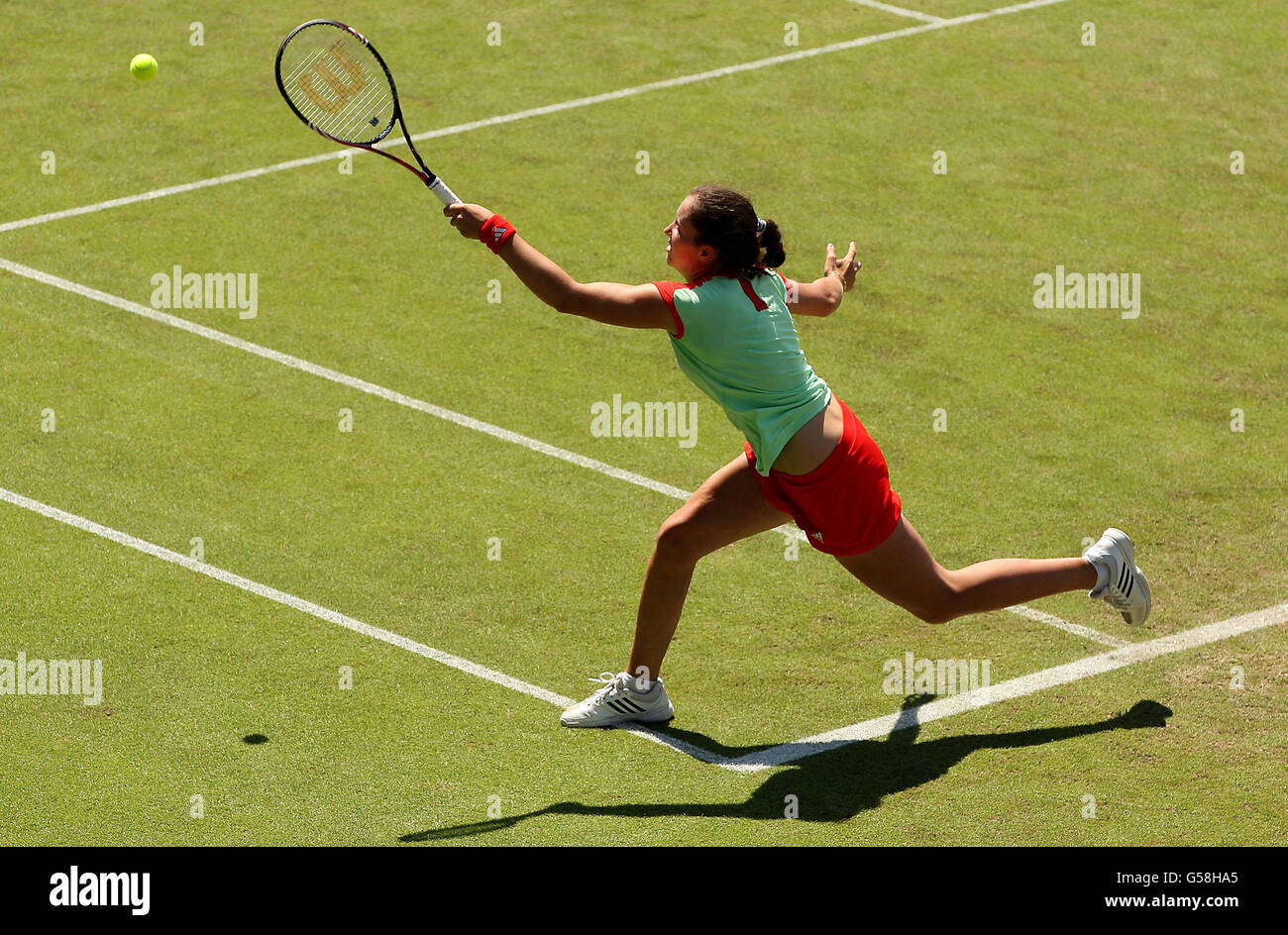 Laura Robson, de la Grande-Bretagne, en action contre Ekaterina Makarova, de la Russie, pendant la troisième journée de l'AEGON International au parc Devonshire, à Eastbourne. Banque D'Images