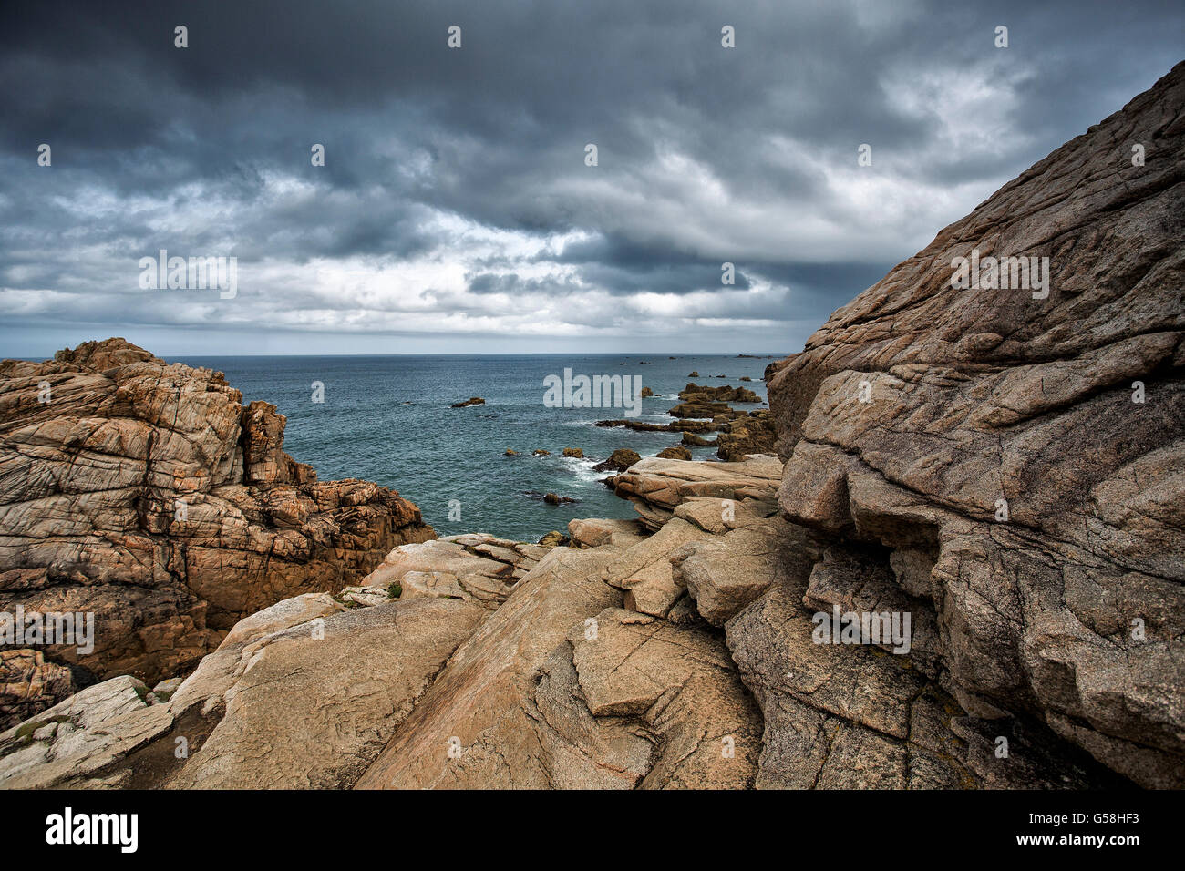 Plage et des pierres sur la Côte de Granit Rose dans le département Côtes d Armor en Bretagne France Banque D'Images