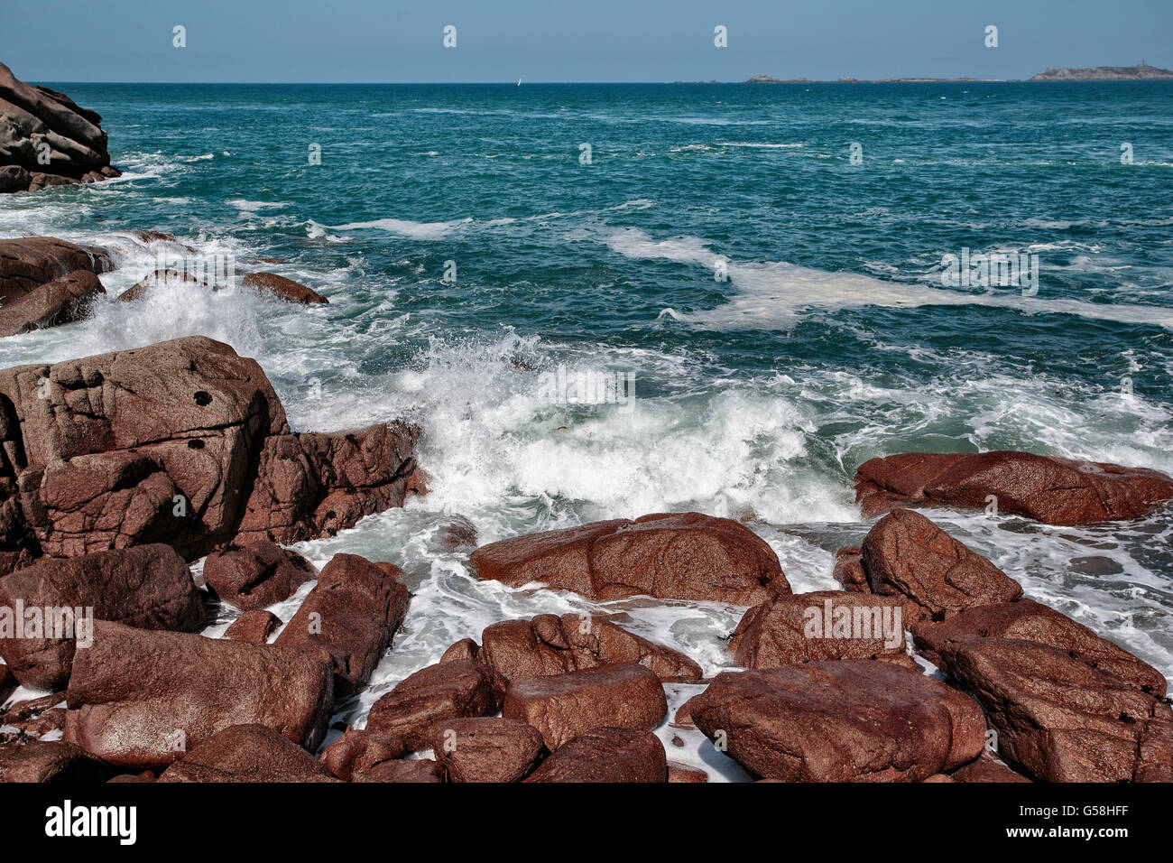 Plage et des pierres sur la Côte de Granit Rose dans le département Côtes d Armor en Bretagne France Banque D'Images