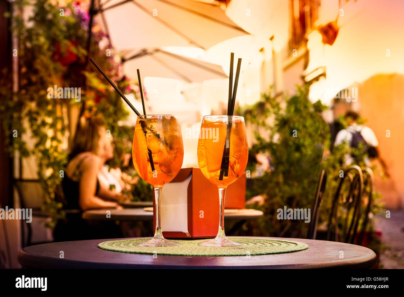 Aperol Spritz Cocktail. Boisson alcoolisée basée sur la table avec des cubes de glace et des oranges. Banque D'Images