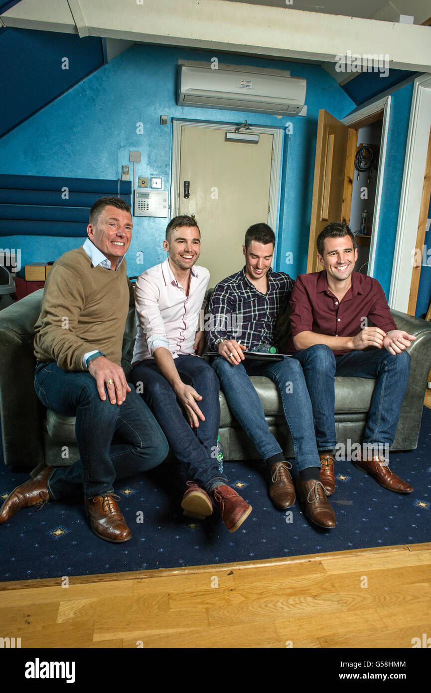 L'EVB finalistes Neales en studio pour enregistrer leur charité single 'I'll be there' L-R Père Laurie, Phil, Dan et James Neale Banque D'Images