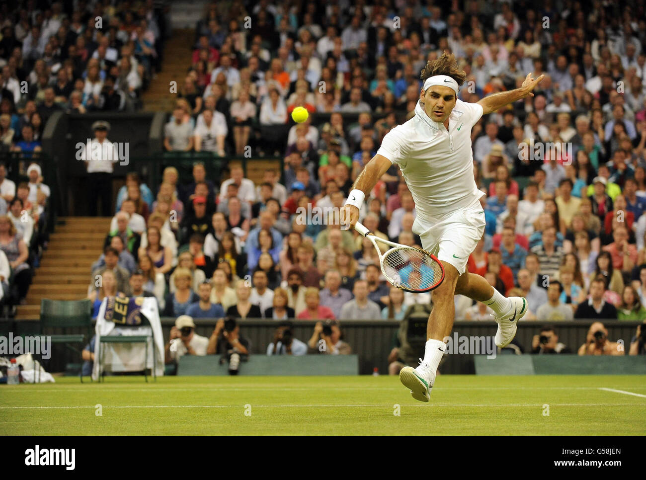 Roger Federer de Suisse en action contre Julien Benneteau de France pendant le cinquième jour des Championnats de Wimbledon 2012 au All England Lawn tennis Club, Wimbledon. Banque D'Images