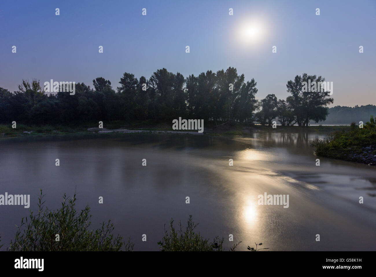 Oxbow du Danube, pleine lune, Nationalpark Donauauen parc national, l'Autriche, Niederösterreich, Autriche, Donau Banque D'Images