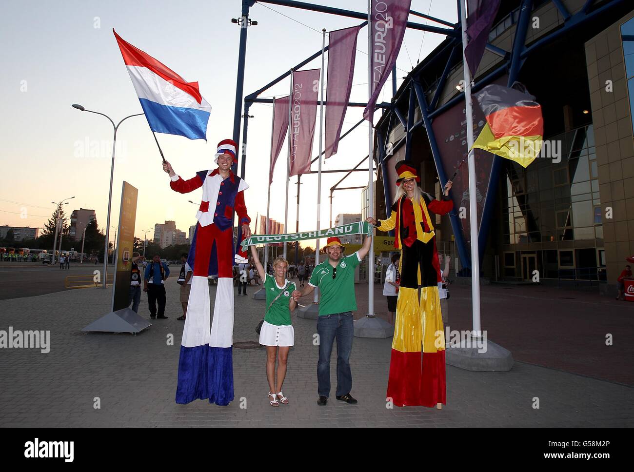 Des marcheurs à pilotis soutiennent les pays-Bas et l'Allemagne à l'extérieur du stade avant le lancement Banque D'Images