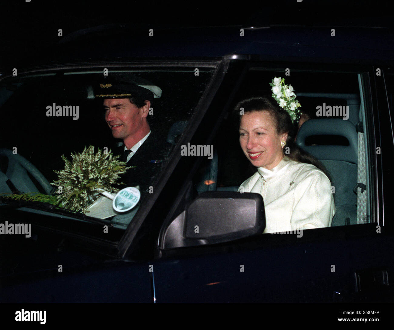 Le commandant Tim Laurence et la princesse royale (anciennement la princesse Anne) se sourient après leur mariage à l'église Carthie, près de Balmoral, en Écosse. Banque D'Images