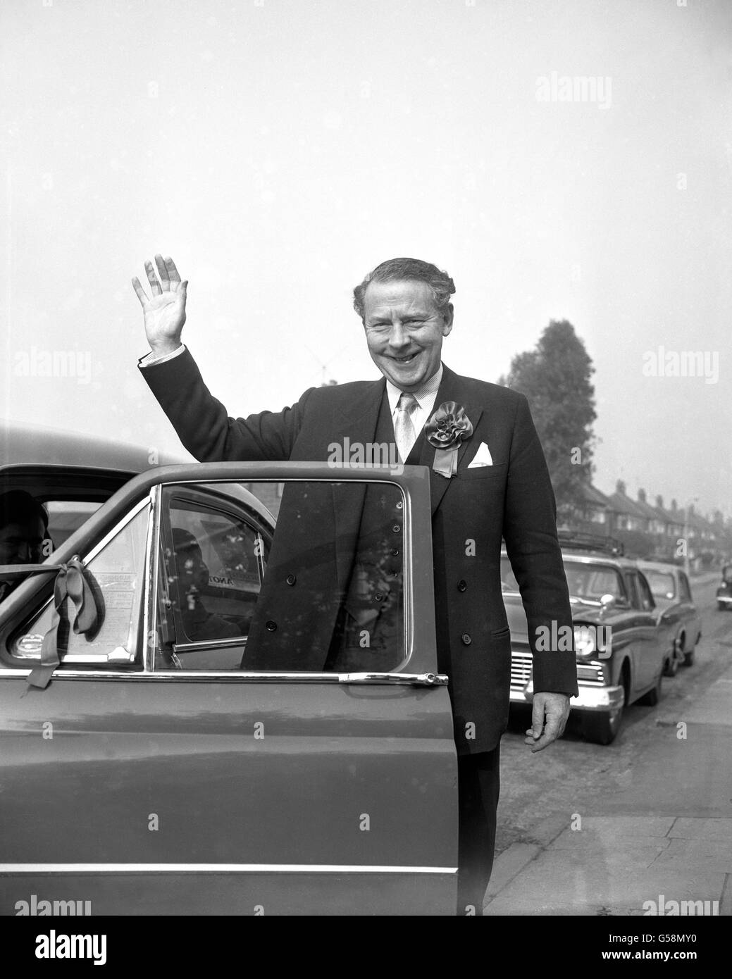 HUGH GAITSKELL 1959 : Hugh Gaitskell, le leader du Parti travailliste et candidose du sud de Leeds, est plein d'espoir lorsqu'il part en tournée dans sa circonscription.M. Gaitskell a un siège sûr pour l'élection, une majorité de 12,016 lors de la dernière élection générale. Banque D'Images