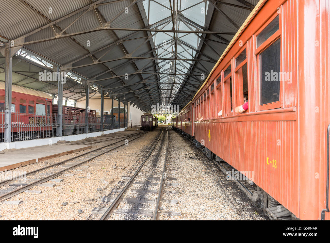 Tiradentes, Brésil, Dec 30, 2015 : Ancien peut fumer à l'intérieur de la station de train à Saint John Del Rey, un patrimoine mondial de l'époque coloniale Banque D'Images