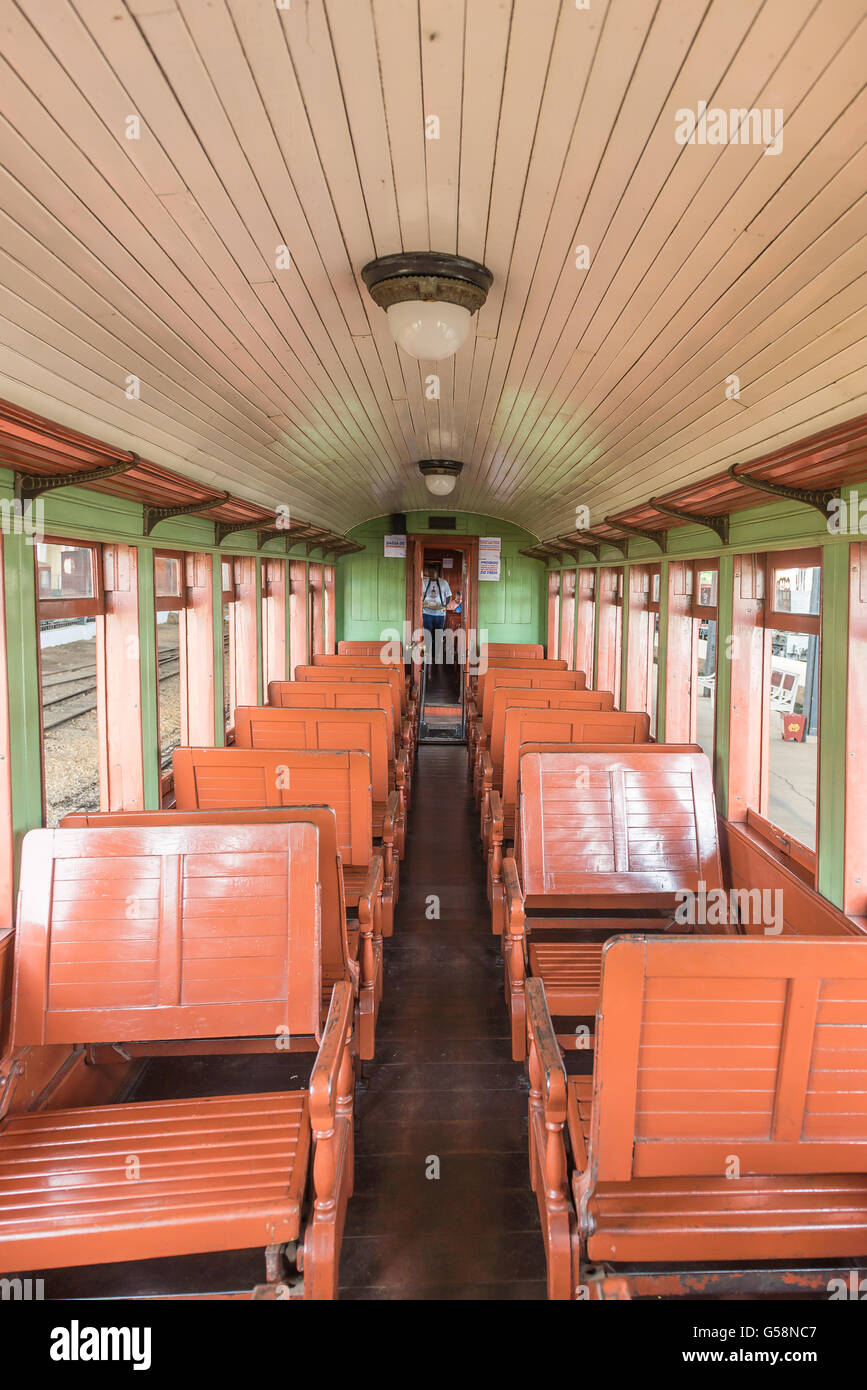 Tiradentes, Brésil, Dec 30, 2015 : wagon Vue intérieure d'un vieux train peuvent fumer dans Tiradentes, un patrimoine mondial de l'ic coloniale Banque D'Images
