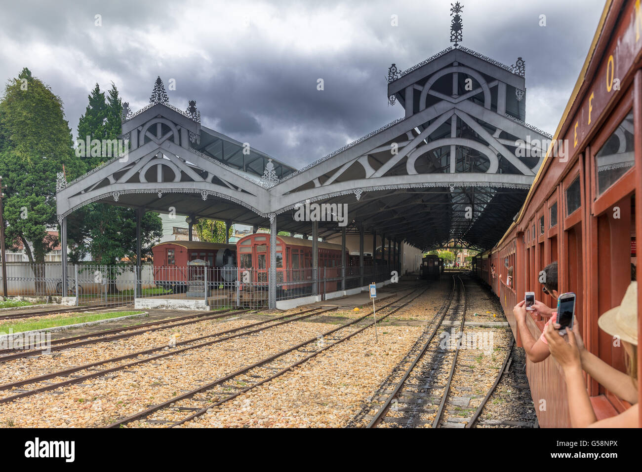 Tiradentes, Brésil, Dec 30, 2015 : De la fumée peut stationné à la gare de Saint John del Rei, un monde de l'Unesco coloniale Herit Banque D'Images