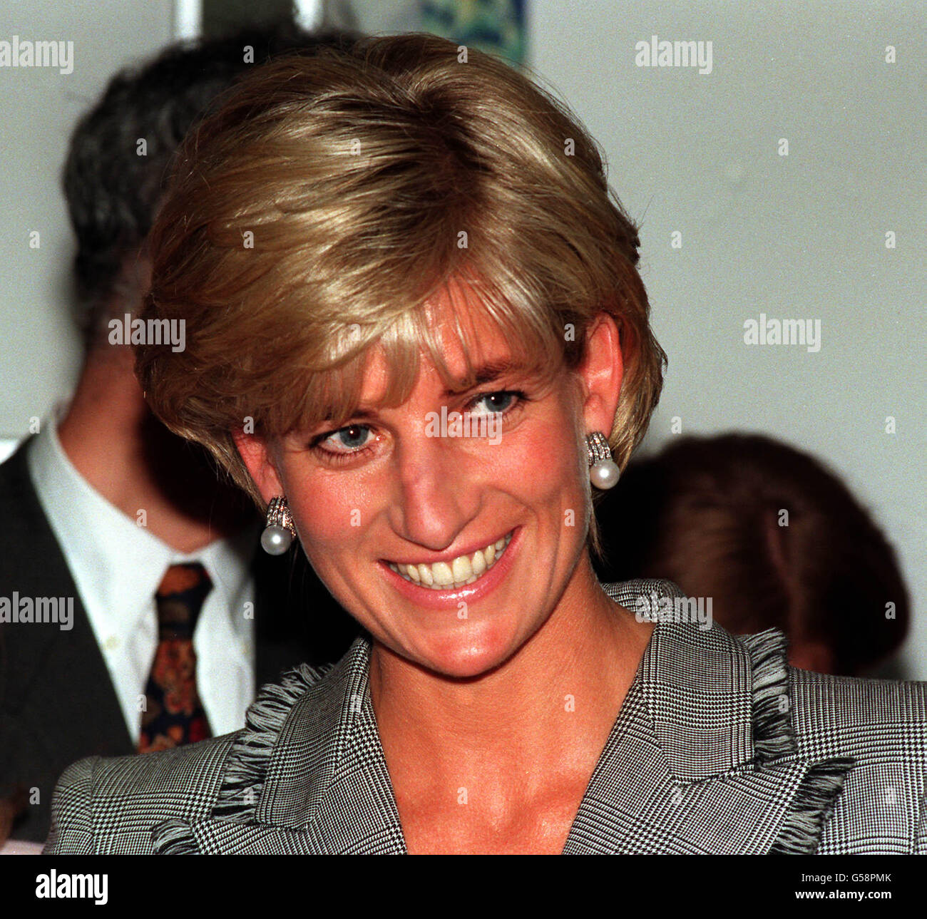 1997 : Diana, princesse de Galles, sourit lors de sa visite à l'hôpital pédiatrique St. Mary's, Londres. Banque D'Images