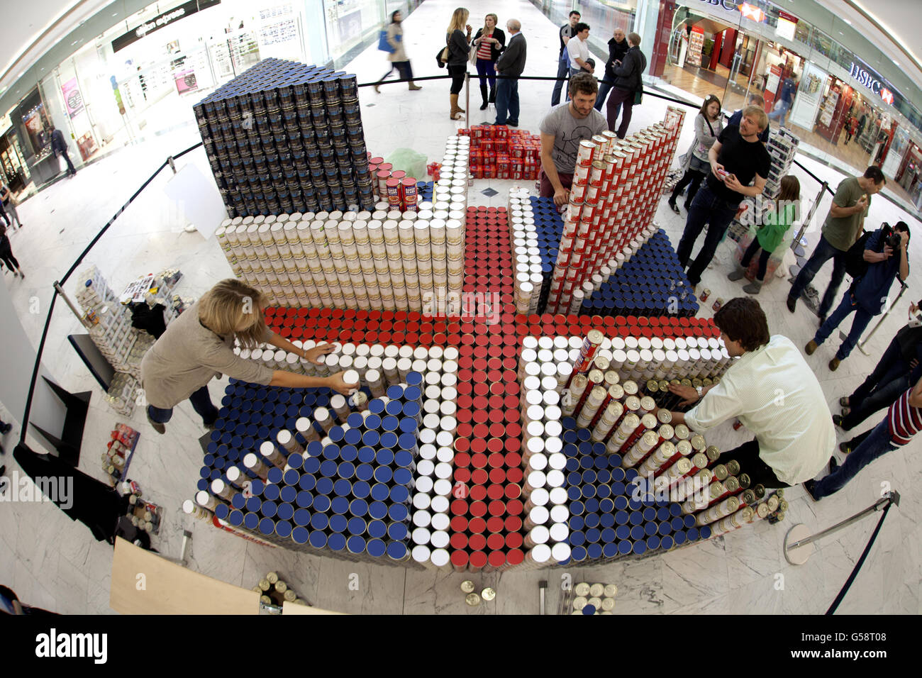 Charlotte Butterfield d'Adamson Associates apporte la touche finale à Ukan, une sculpture de Union Jack, dans le cadre du concours de construction canarée à Canary Wharf à Londres. Banque D'Images