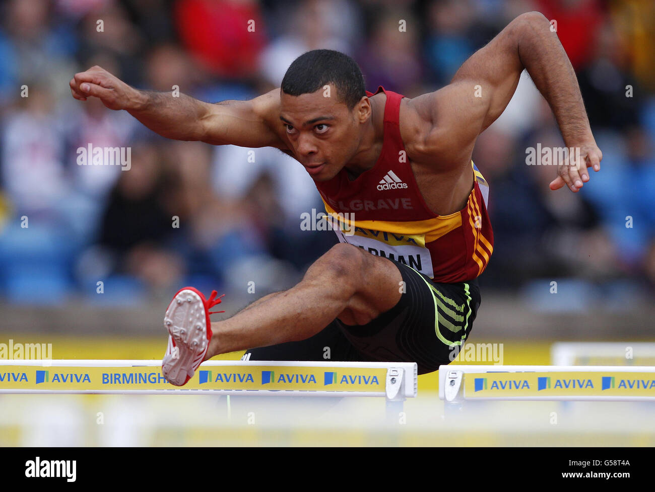 William Sharman participe à la compétition de 110m haies pour hommes lors des épreuves Aviva Trails et des championnats au stade Alexander, à Birmingham. Banque D'Images