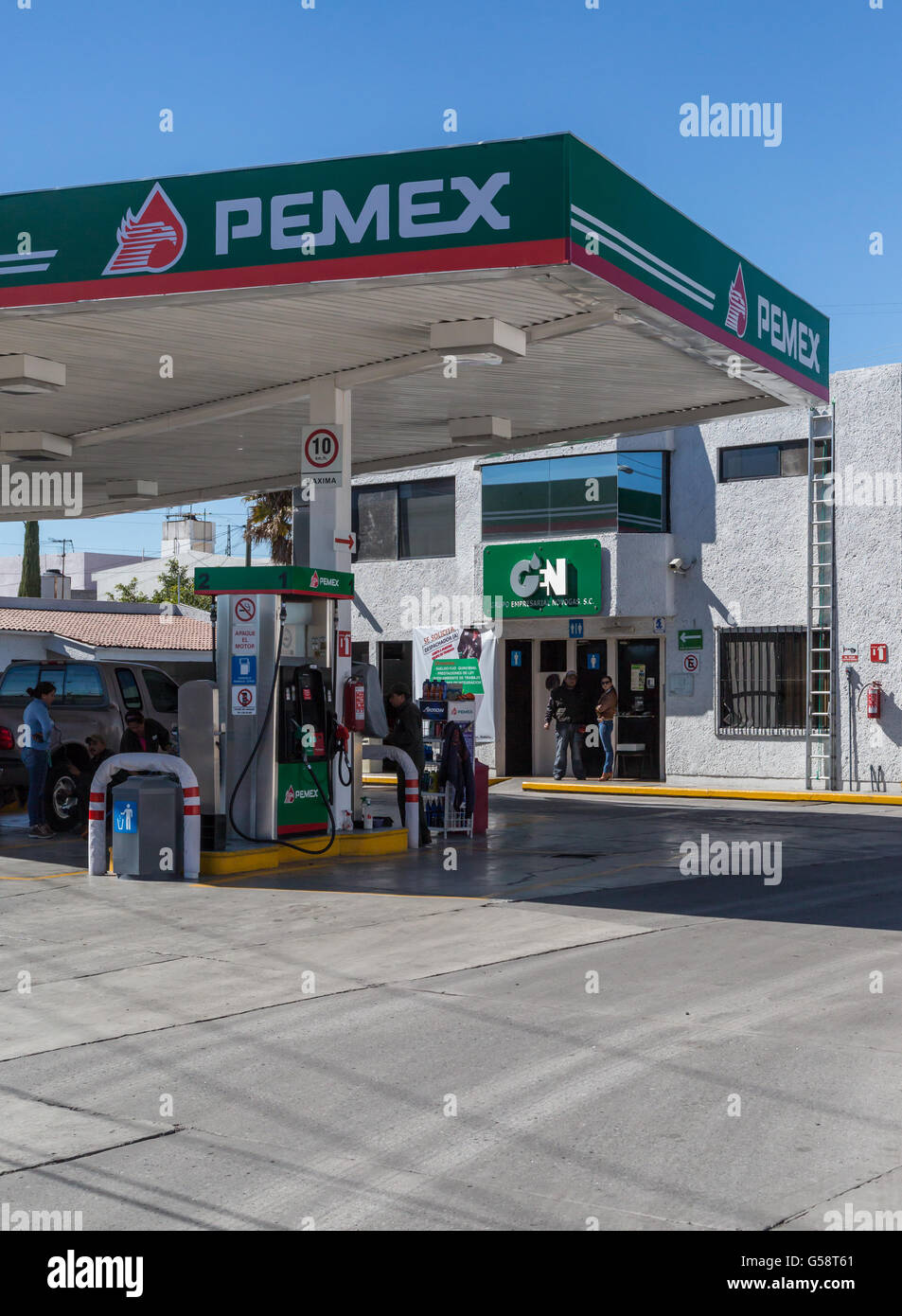 Station PEMEX à Queretaro, Mexique. Petróleos Mexicanos est l'État mexicain du conglomérat pétrolier appartenant. Banque D'Images