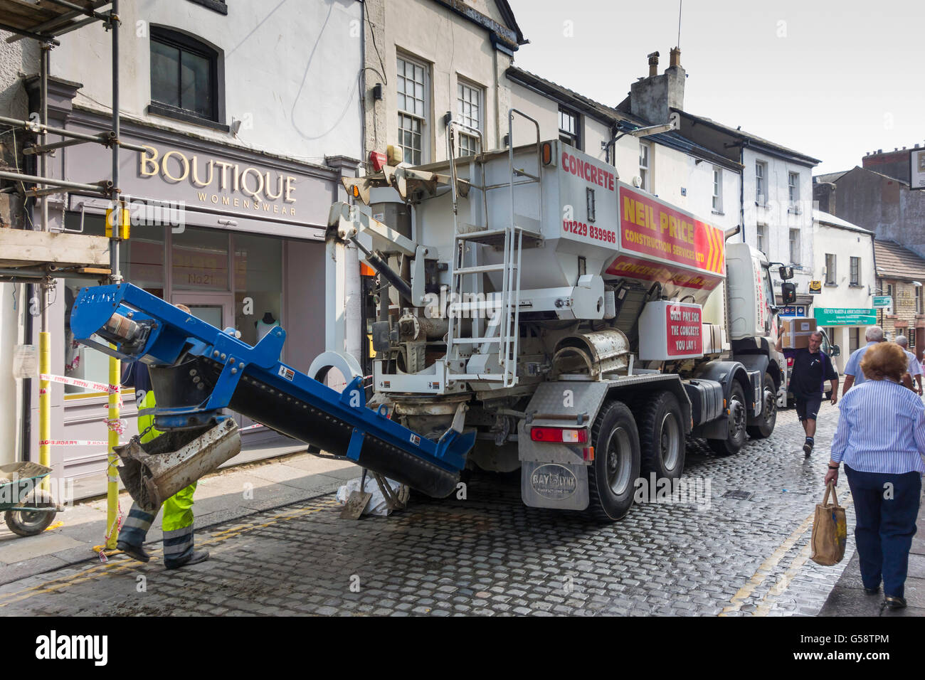 Monté sur camion bétonnière mobile et le réglage de la pompe en haut prêt à travailler Banque D'Images