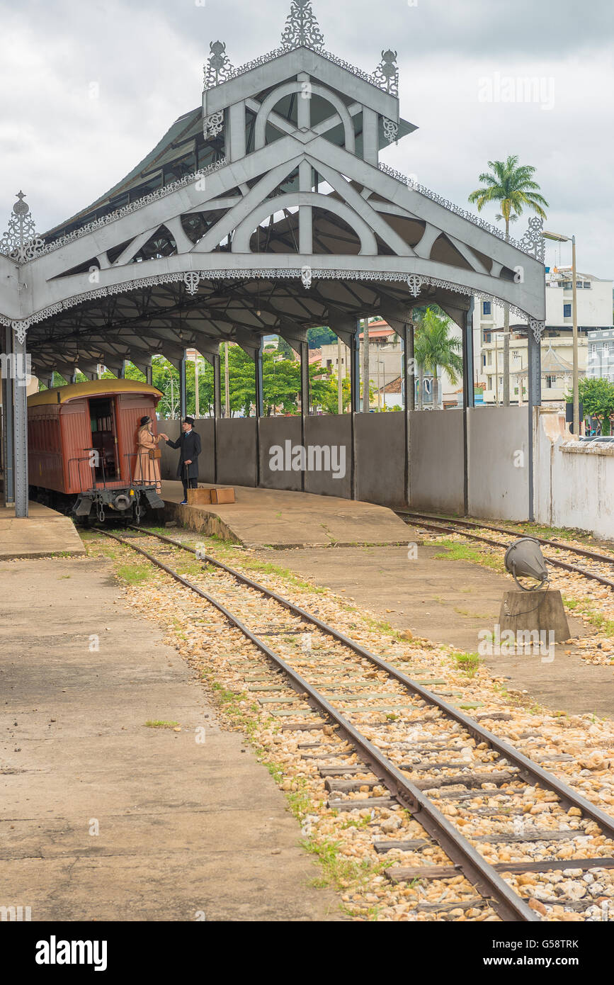 Tiradentes, Brésil, Dec 30, 2015 : vinaigrette touristique de vieux vêtements dans un train stationné à la gare de Sao Joao del Rey, une Onu Coloniale Banque D'Images
