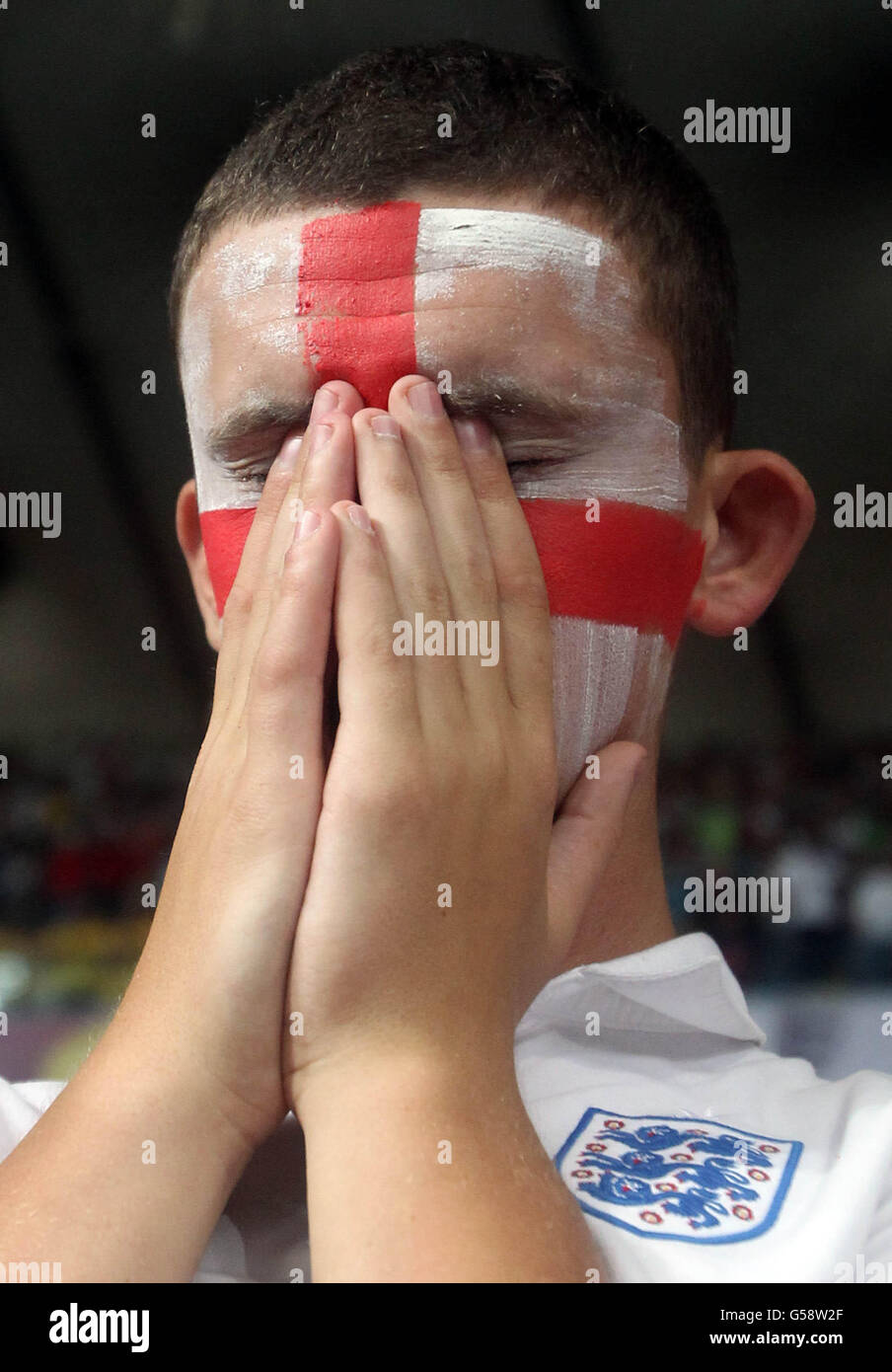 Les fans d'Angleterre réagissent en perdant des sanctions lors du match de finale du quart de l'Euro 2012 de l'UEFA au stade olympique de Kiev. Banque D'Images