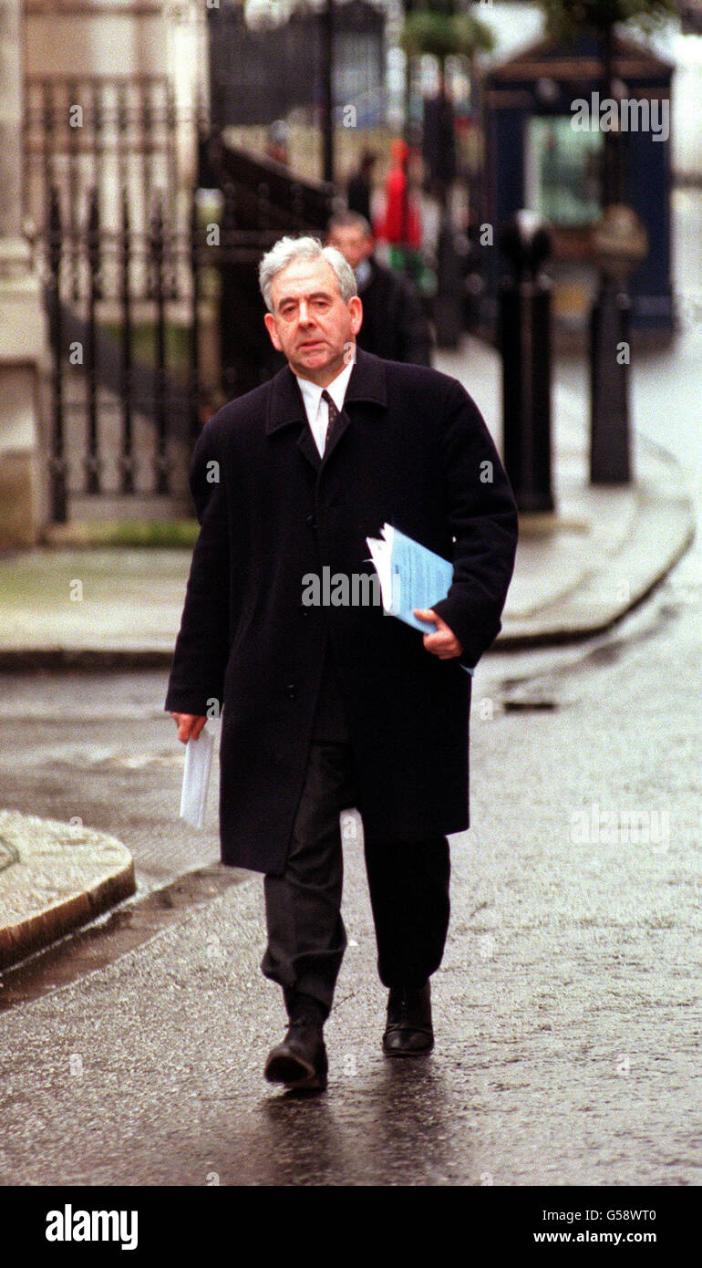 L'ancien chef de Plaid Cymru, Dafydd Wigley, a envoyé une lettre à Downing Street, demandant au gouvernement de prendre le contrôle de l'industrie sidérurgique.Le pays de Galles a subi le plus gros des 6,050 pertes d'emplois annoncées par Corus le jeudi 1/2/2001 * ...avec plus de 2,500 steelmen gallois mis hors travail.Le géant de l'acier a été fermement condamné par les politiciens pour l'action impitoyable et pour son refus d'engager des discussions significatives avec les ministres de Westminster et de l'Assemblée galloise.M. Wigley, député nationaliste gallois et député de Caernarfon, a appelé à la renationalisation de l'industrie sidérurgique. Banque D'Images