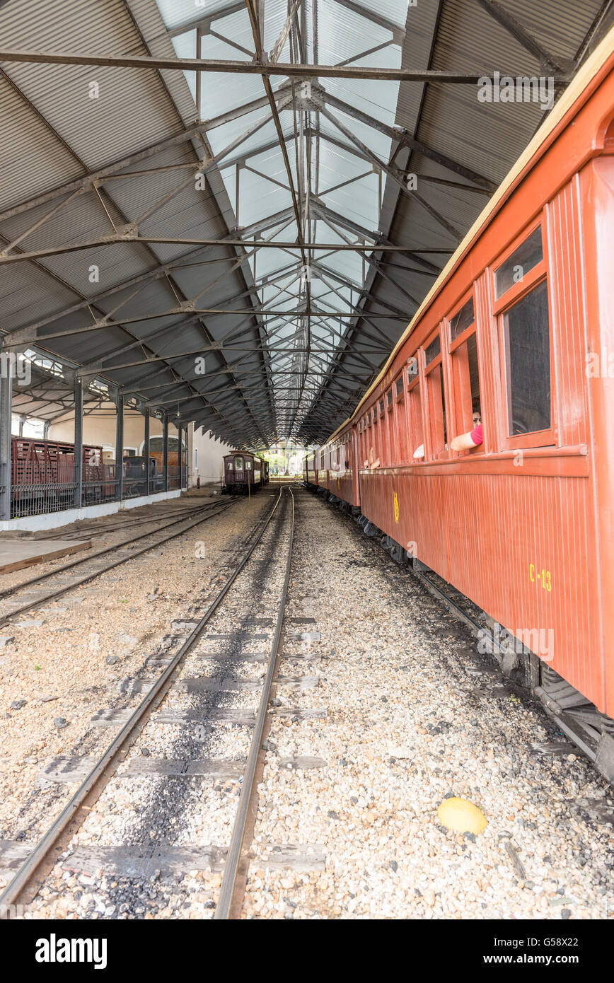 Tiradentes, Brésil, Dec 30, 2015 : Ancien peut fumer à l'intérieur de la station de train à Saint John del Rei, un patrimoine mondial de l'époque coloniale Banque D'Images
