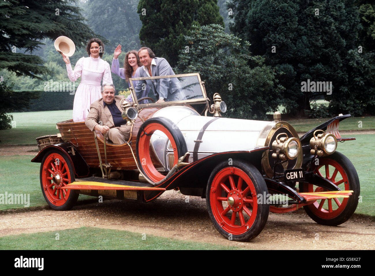 Albert 'cubby' Broccoli avec Chitty Chitty Bang du film qu'il a produit en 1968. Il sera mis en vente le 22 septembre à la vente aux enchères de voitures britanniques. Banque D'Images