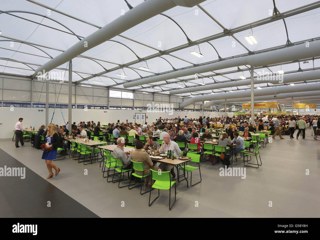 Les clients testent la salle à manger du village olympique d'une capacité de 5,000 personnes, une structure temporaire construite pour les Jeux Olympiques de Londres 2012 à Stratford, dans l'est de Londres. Banque D'Images