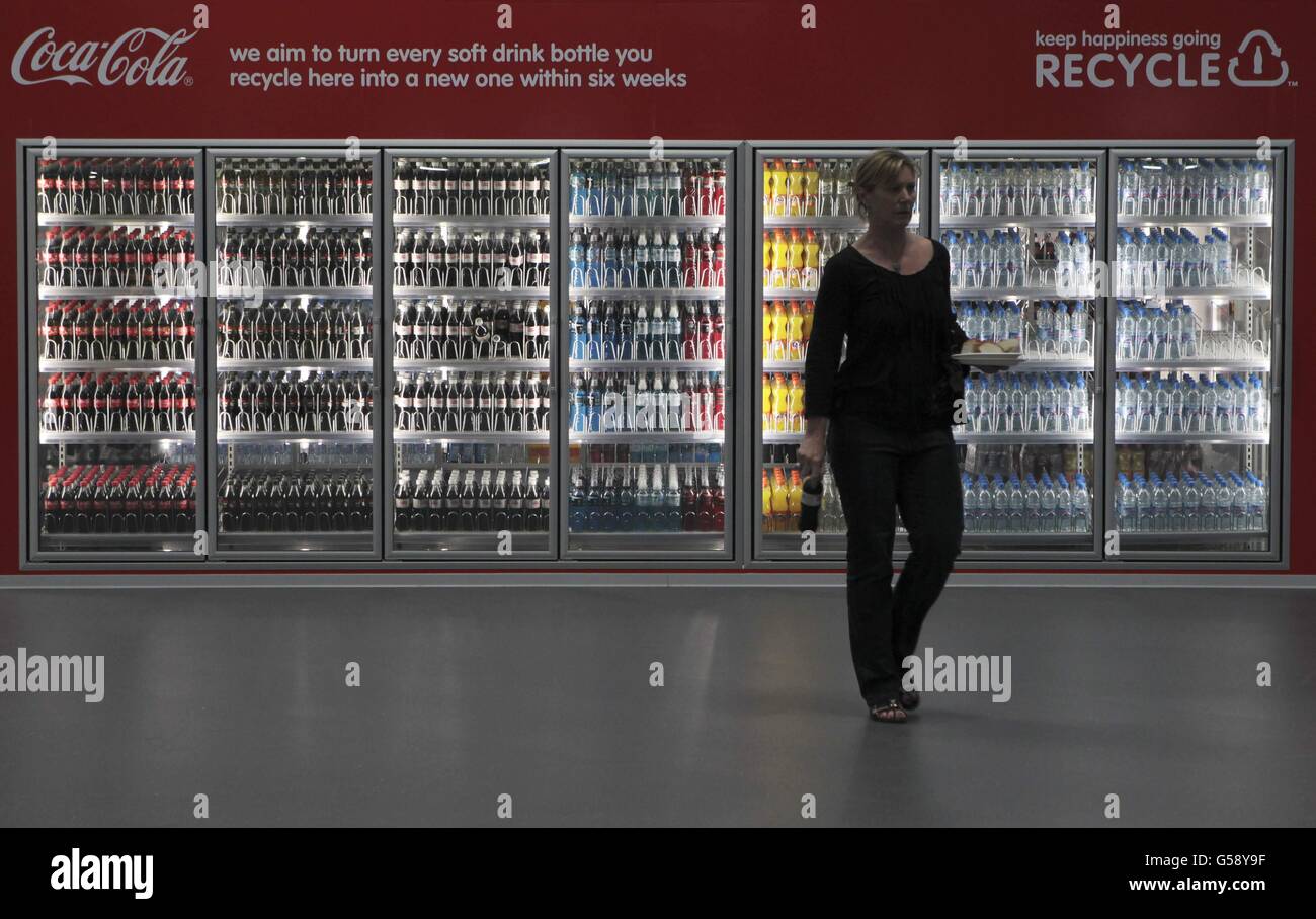 La marque Coco-Cola est visible sur le cabinet de boissons dans la salle à manger du village olympique de capacité 5,000, une structure temporaire construite pour les Jeux Olympiques de Londres 2012 à Stratford, à l'est de Londres. Banque D'Images La marque Coco-Cola est visible sur le cabinet de boissons dans la salle à manger du village olympique de capacité 5,000, une structure temporaire construite pour les Jeux Olympiques de Londres 2012 à Stratford, à l'est de Londres. Banque D'Images