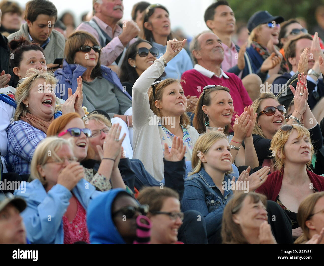 Les fans de tennis regardent le match d'Andy Murray contre Marcos Baghdatis sur Murray Mount pendant le sixième jour des Championnats de Wimbledon 2012 au All England Lawn tennis Club, Wimbledon. Banque D'Images