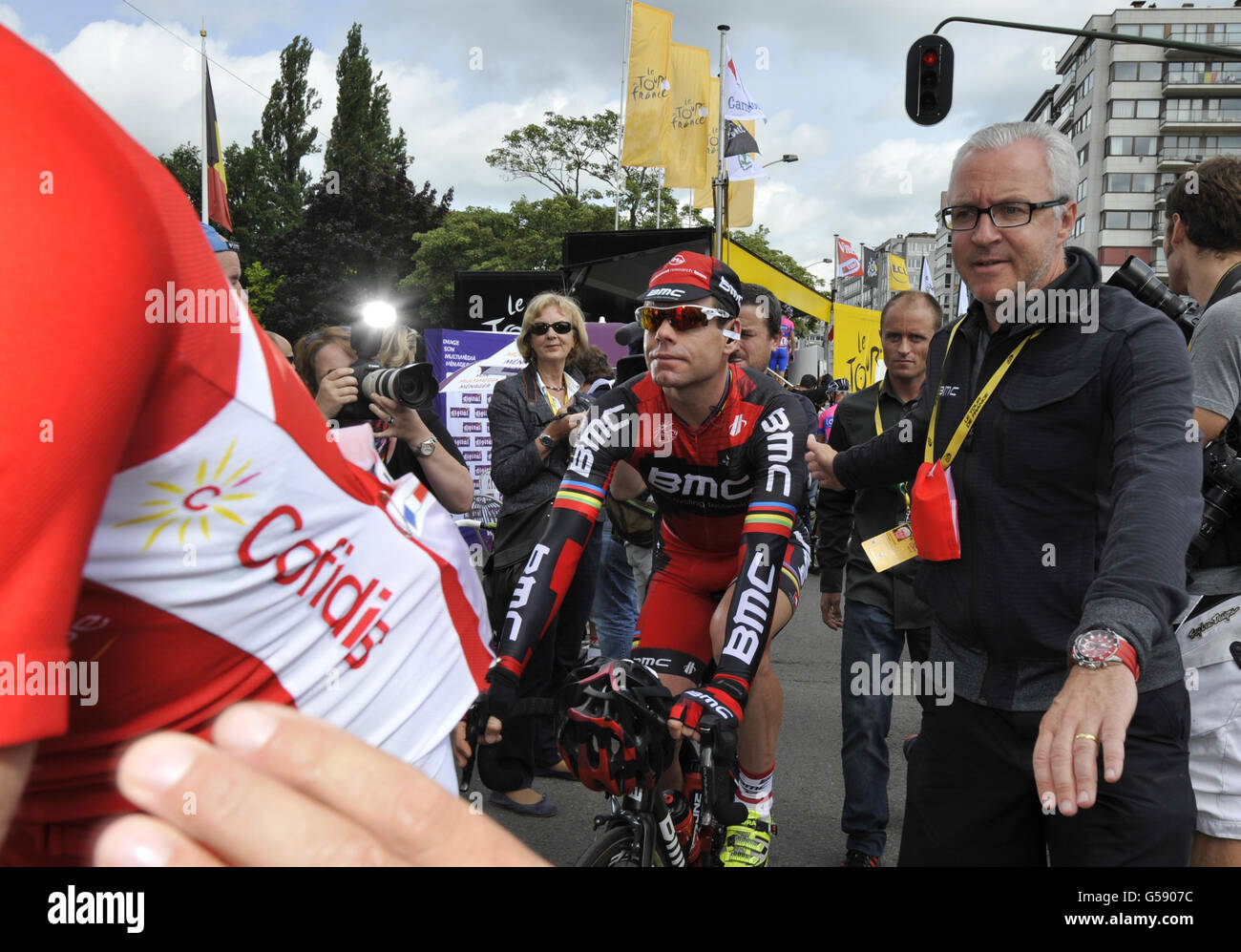 Cadel Evans et l'escorte à la marche du podium de départ avant la première étape du Tour de France 2012 en Belgique. Banque D'Images