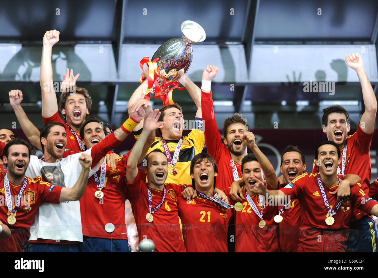 Football - UEFA Euro 2012 - finale - Espagne / Italie - Stade olympique.Le  capitaine espagnol Iker Casillas lève le trophée du Championnat d'Europe de  l'UEFA après le coup de sifflet final