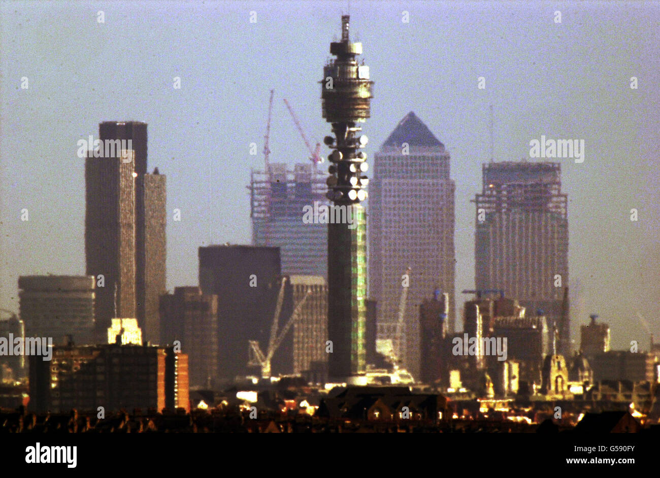 L'horizon changeant de Londres est dominé par les deux nouvelles tours en construction à Canary Wharf, dans l'est de Londres, qui seront occupées par Citigroup (à droite) et HSBC. Chaque 700 pieds de haut, ils doivent être complétés plus tard cet automne et achevés en 2002. * ils se tiennent le long d'une place du Canada, qui a été achevée en 1991 et à 800 pieds est le plus haut bâtiment de la Grande-Bretagne. Il a pris le titre de la tour NAT Ouest (maintenant la tour 42) (à gauche), achevée en 1980 à 659 pieds. Auparavant, le plus haut bâtiment du pays était la tour de poste (aujourd'hui la tour britannique des télécommunications), ouverte pour la première fois Banque D'Images